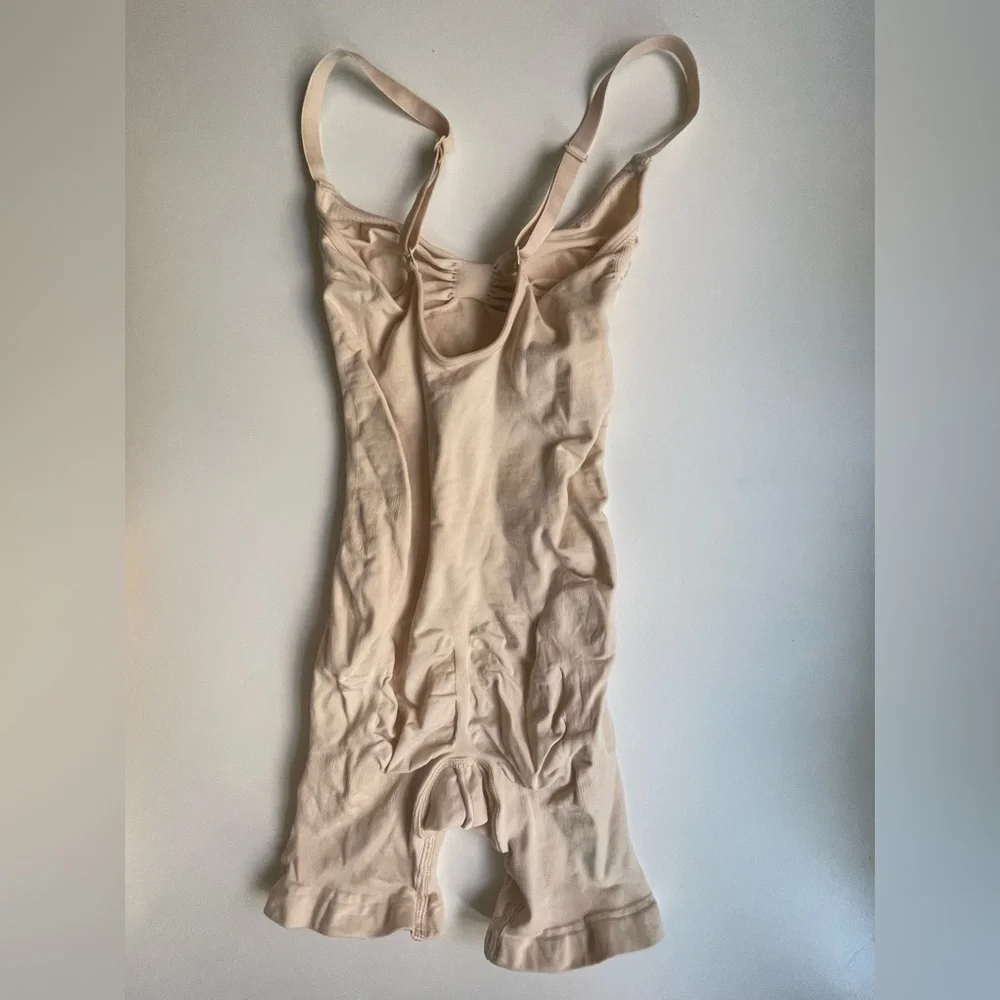SKIMS Seamless Sculpt Mid Thigh Bodysuit in Sand Sz Small Women Shapewea… - Picture 4 of 5